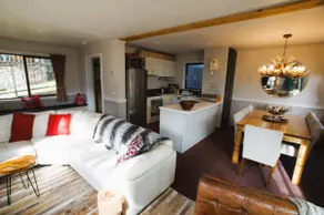 Mountain Retreat Suitable for 2 Families, Sleeps 8 - Image 4