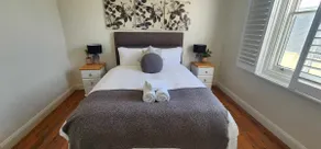 Walkable to hospital CBD Home with Free Parking - Image 5