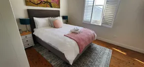 Walkable to hospital CBD Home with Free Parking - Image 2