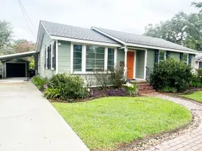 LSU Getaway Covered Patio, Grill & Large Yard - Image 2