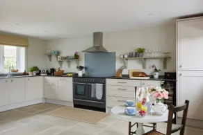 Spacious 4-bedroom holiday home in Tisbury - Image 4