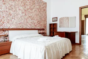 [Luxe Apt] - 180 m² • Parking • A/C • Sleeps 8 - Image 3