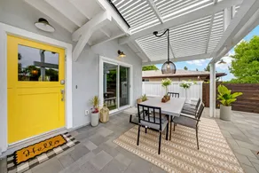 Colorful & Comfy Gem: Close to Beach - Yard - Pkg - Image 4