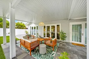 Colorful & Comfy Gem: Close to Beach - Yard - Pkg - Image 3