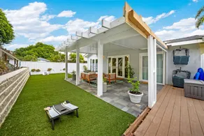 Colorful & Comfy Gem: Close to Beach - Yard - Pkg - Image 5