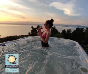 Mountain view w/ jacuzzi, overlooking Taal Lake - Image 2