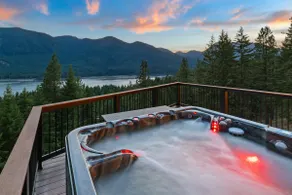 A PNW dream! Hot Tub, 3 private acres & Mnt Views! - Image 2