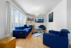 Luxurious 4-BR Richmond Hill House wifi & Parking - Image 3
