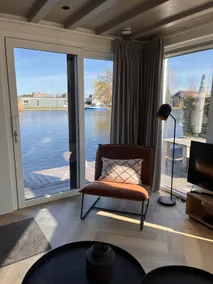 Lovely house on the water - Image 3