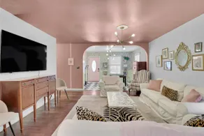 Olive Oasis: 1 mi to Alamo l 8 Beds l Pet Friendly - Image 2