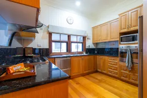 Two Homes, Sleeps 14 | Walk to CBD & Queens Park - Image 5