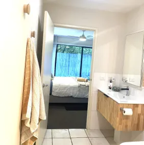 Walk Everywhere • Beach & Cafés • Sleeps 7 Family - Image 3