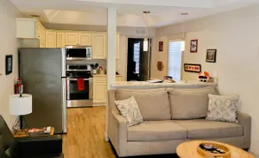 Midtown Bungalow Steps from UF Stadium & Parking - Image 2