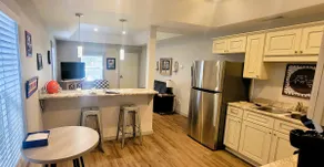 Midtown Bungalow Steps from UF Stadium & Parking - Image 3
