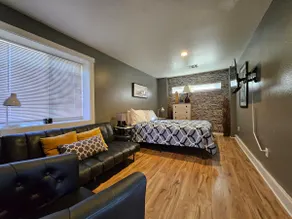 Cute & Cozy Renovated APT in the Heart of Phoenix - Image 2