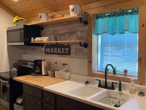 Cozy Farmhouse Retreat in Historic District - Image 4