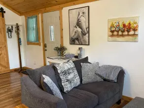 Cozy Farmhouse Retreat in Historic District - Image 2