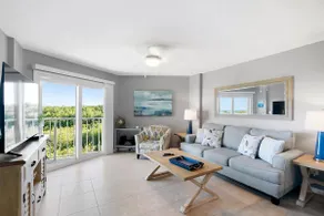 Deluxe Oceanfront 1/1 sleeps 4. Cafe & Pool Bar. - Image 3