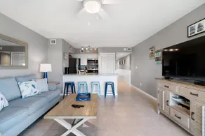 Deluxe Oceanfront 1/1 sleeps 4. Cafe & Pool Bar. - Image 4
