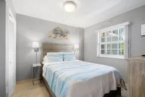 Deluxe Oceanfront 1/1 sleeps 4. Cafe & Pool Bar. - Image 2