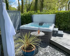 Luxury retreat with hot tub & wood burner - Mylor - Image 2