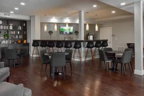 Newly Refreshed, Spacious Stay Near Polaris Mall - Image 3