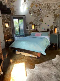 Romantic getaway, bush setting. Central location - Image 3