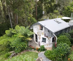 Romantic getaway, bush setting. Central location - Image 2