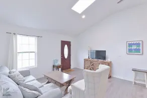 Modern cozy duplex close to downtown! - Image 5