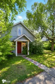 Coastal Cabin - Downtown Historical Log Home - Image 2