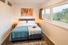 Riverside 3-bedroom apartment with balcony - Image 5