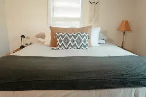 Cozy 2BR | King bed | RokuTV | Walk to Downtown - Image 2