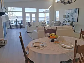 Edgewater Chemainus Waterfront *Luxury Suite* - Image 4