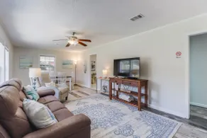 Beach Hideaway: Walk to Beach, Fenced yard, Clean - Image 3