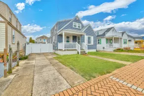 One Block from the Beach - huge yard- 12 Guests - Image 3