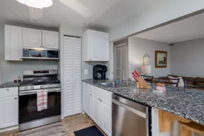 One Block from the Beach - huge yard- 12 Guests - Image 5
