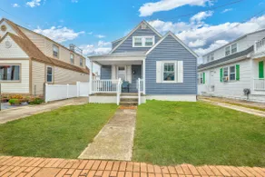 One Block from the Beach - huge yard- 12 Guests - Image 2
