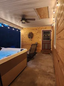 RRG Creekside Modern Cozy Hottub 3 bedroom*2 baths - Image 2