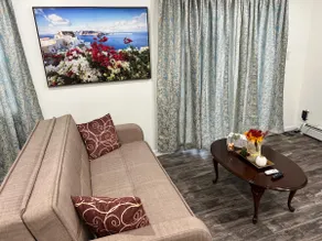Cozy 3 Bedroom 2 Bath Apt near JFK & UBS Arena - Image 2