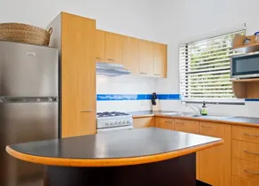 Artful New Farm Apt, Steps to James St & River - Image 3