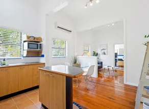 Artful New Farm Apt, Steps to James St & River - Image 4