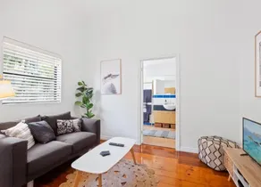 Artful New Farm Apt, Steps to James St & River - Image 5