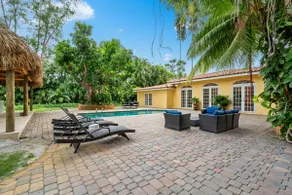 Lush gardens, huge tiki with ocean access - Image 5