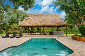 Lush gardens, huge tiki with ocean access - Image 2