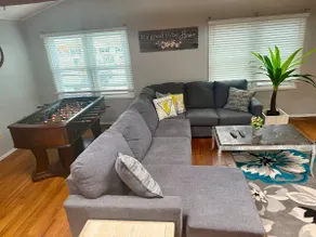 Spacious Skylit Seaside Stay - Walk to Bay & Beach - King Bed, Parking, Patio - Image 5