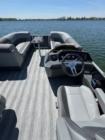 Swim, fish, have fun at the sandbar & cruise the lake! Sleeps 8! - Image 5