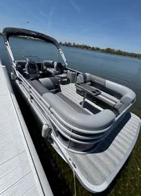 Swim, fish, have fun at the sandbar & cruise the lake! Sleeps 8! - Image 2