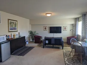 Lower Floor Residential Suite, 20 min to downtown - Image 5