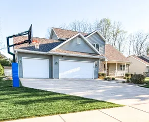 Entire Residence- 4 Bedroom Home-2 Miles from EAA - Image 2