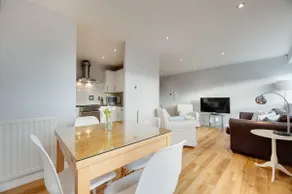 Swan Apartments 2A - Image 4